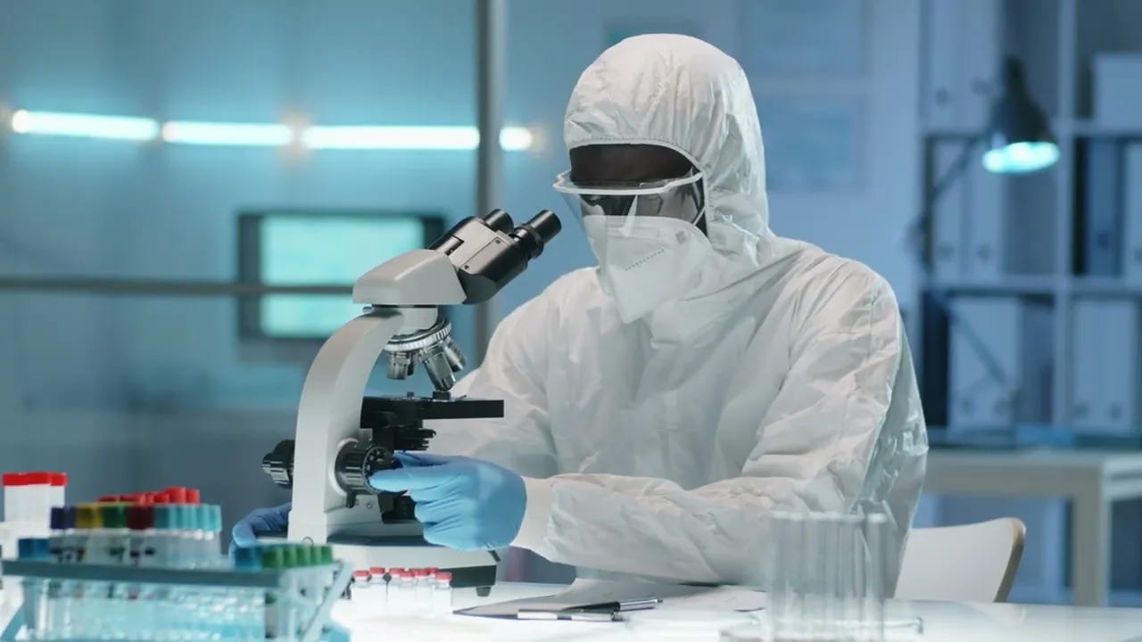 洁净室研究人员使用显微镜